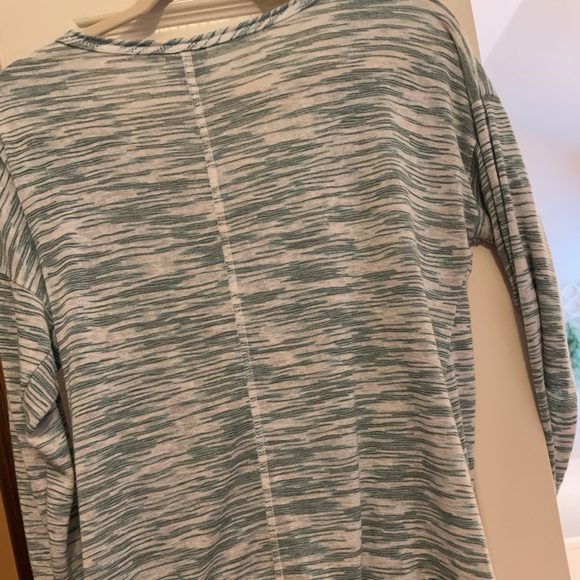 Lightweight top size xl with knotted detail at bottom - Picture 3 of 4